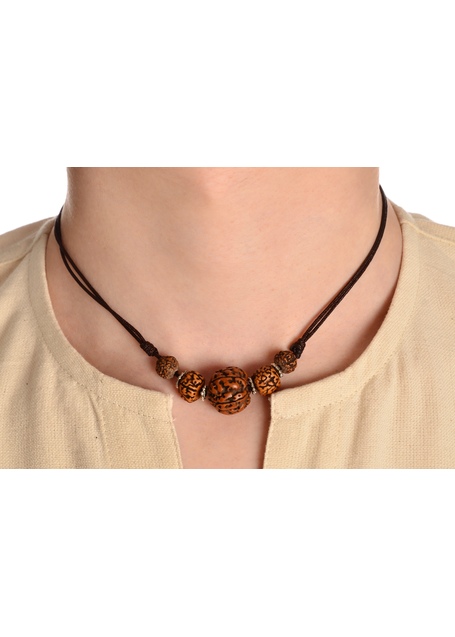 Mittelalter Halskette Hrund aus Rudrakshasamen in Beige Frontansicht 2