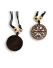 Wikinger Halskette Vegvísir Futhark aus Knochen in Beige Detailansicht